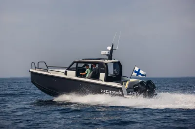 motorboot op zee met cabine