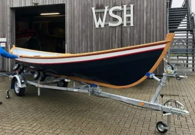 Houten boot op trailer voor houten schuur