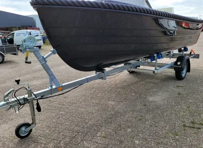 zwarte boot op aanhangwagen op parkeerterrein