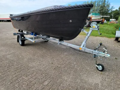 boot op trailer op parkeerplaats