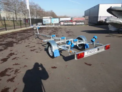boottrailer op parkeerplaats bij bedrijf