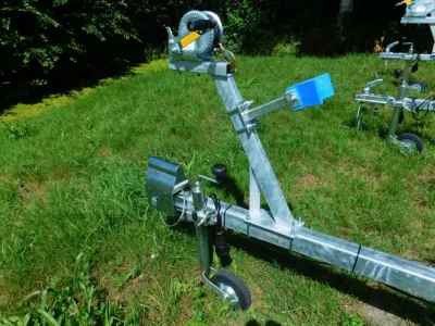 voorkant van boottrailer op gras