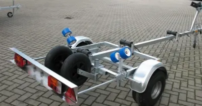 aluminium boottrailer op bestrating