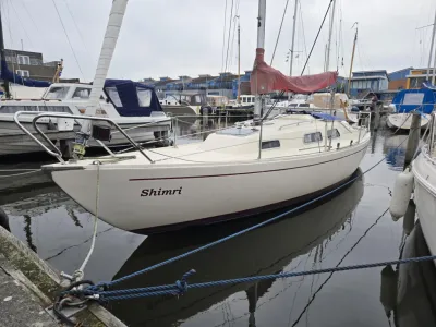 kajuitzeilboot afgemeerd in jachthaven