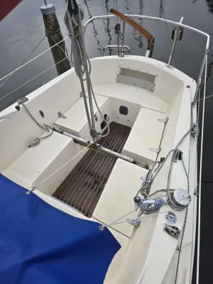 kuip van kajuitzeilboot met tuigage