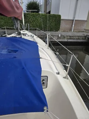 Dek en reling van zeilboot bij steiger