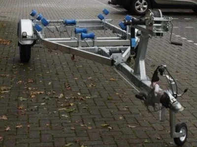 Boottrailer op parkeerplaats