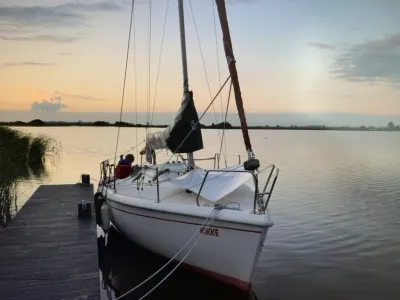 zeilboot afgemeerd bij houten steiger