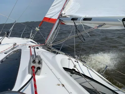 zeilboot dek en mast op open water