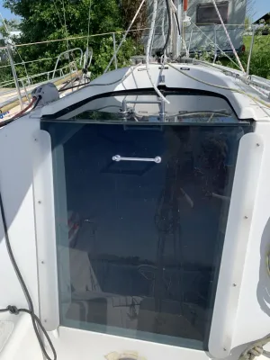 kajuitingang met donker getint luik