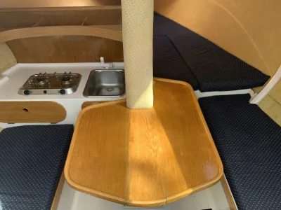 kajuit met tafel, kombuis en zitkussens