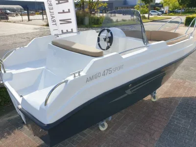 witte consoleboot op trailer buiten