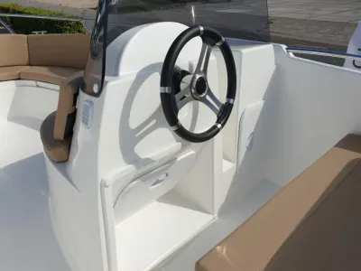 console met stuur en zitbanken van boot