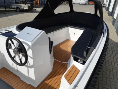 Interieur van sloep met stuur en rondzit