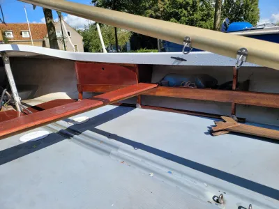 interieur van zeilboot met banken en dek