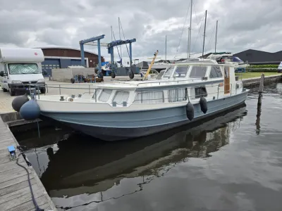 aangemeerd motorjacht in jachthaven