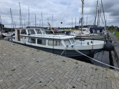 Motorboot aangemeerd in jachthaven