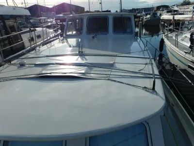 voorkant dek en kajuit van motorjacht in haven