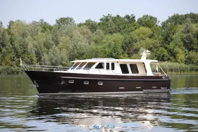 motorjacht op water met bomen op achtergrond