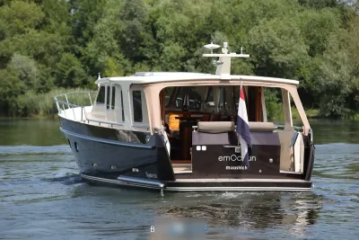 jacht varend op een rivier met bomen op de achtergrond