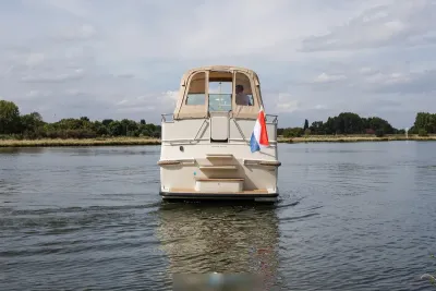 achteraanzicht van een motorjacht op het water