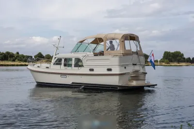 motorjacht op rustig water