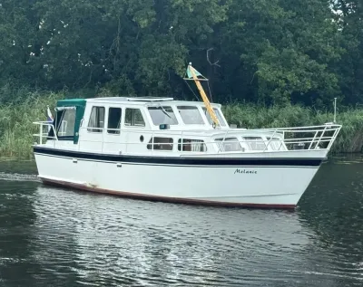 wit motorjacht op rustige rivier
