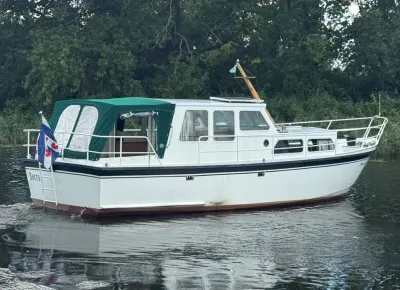 witte motorboot met groene kuipkap in water