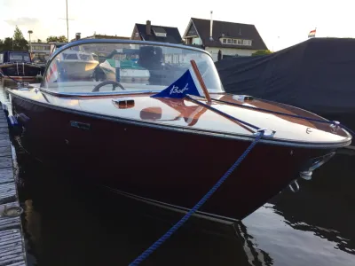 houten motorboot aangemeerd in jachthaven