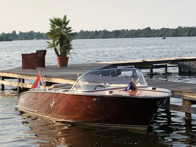 houten sportboot aangemeerd bij steiger