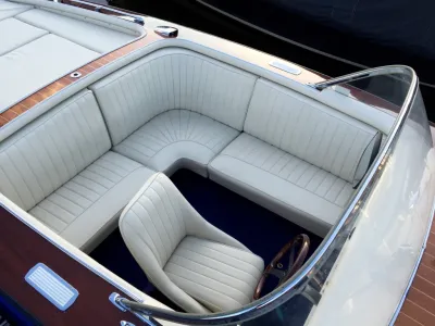 bootinterieur met witte beklede zitplaatsen