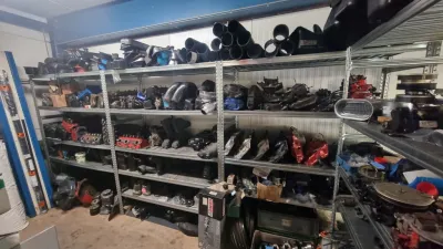 rekken met gebruikte motoronderdelen in magazijn