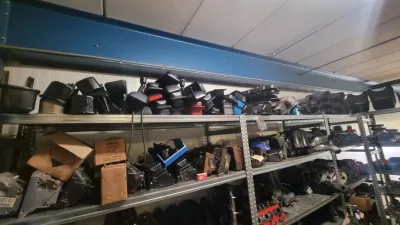 stalen rekken met gebruikte motoronderdelen