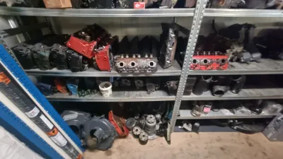 rek met gebruikte motoronderdelen