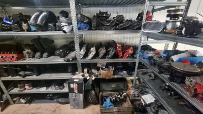 rek met gebruikte motoronderdelen