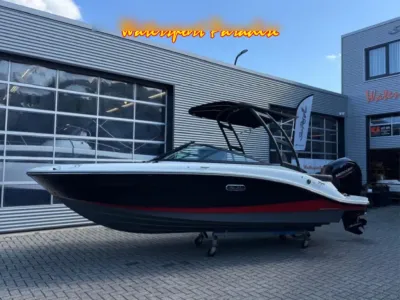 recreatieboot op trailer voor pand