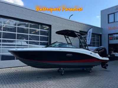 boot op trailer bij watersportwinkel
