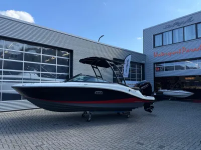 motorboot buiten op trailer bij watersportwinkel