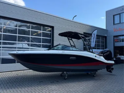 Motorboot op trailer voor bedrijfspand
