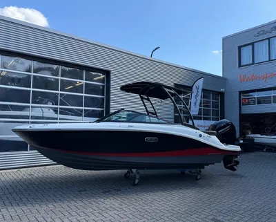 Sportboot buiten voor bedrijfsgebouw
