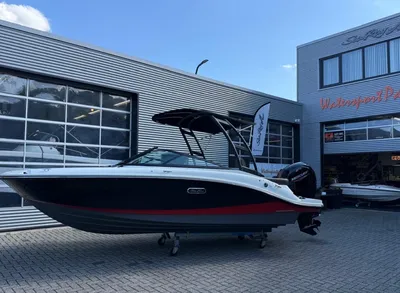 motorboot op trailer voor showroom
