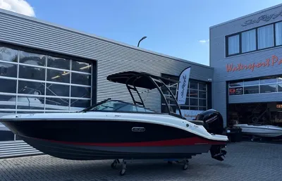 motorboot buiten bij watersportwinkel