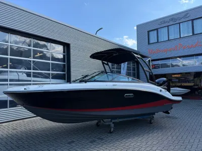 motorboot buiten bij showroom