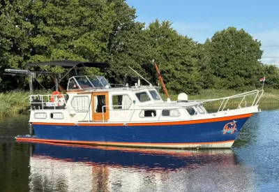 blauw-witte motorboot liggend op rustig water