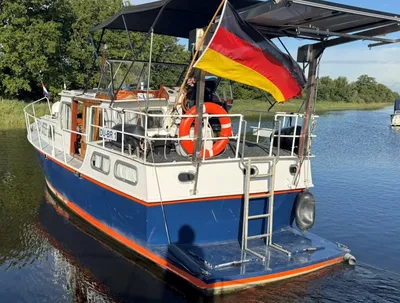 kruiser afgemeerd op rustig water