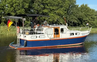witte en blauwe motorboot op kanaal