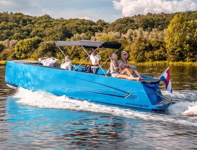 blauwe tender met passagiers op het water