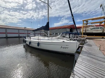 zeiljacht afgemeerd in jachthaven