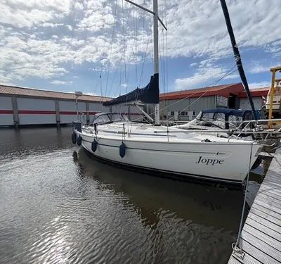 zeiljacht afgemeerd in jachthaven