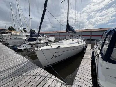 zeiljacht afgemeerd in jachthaven